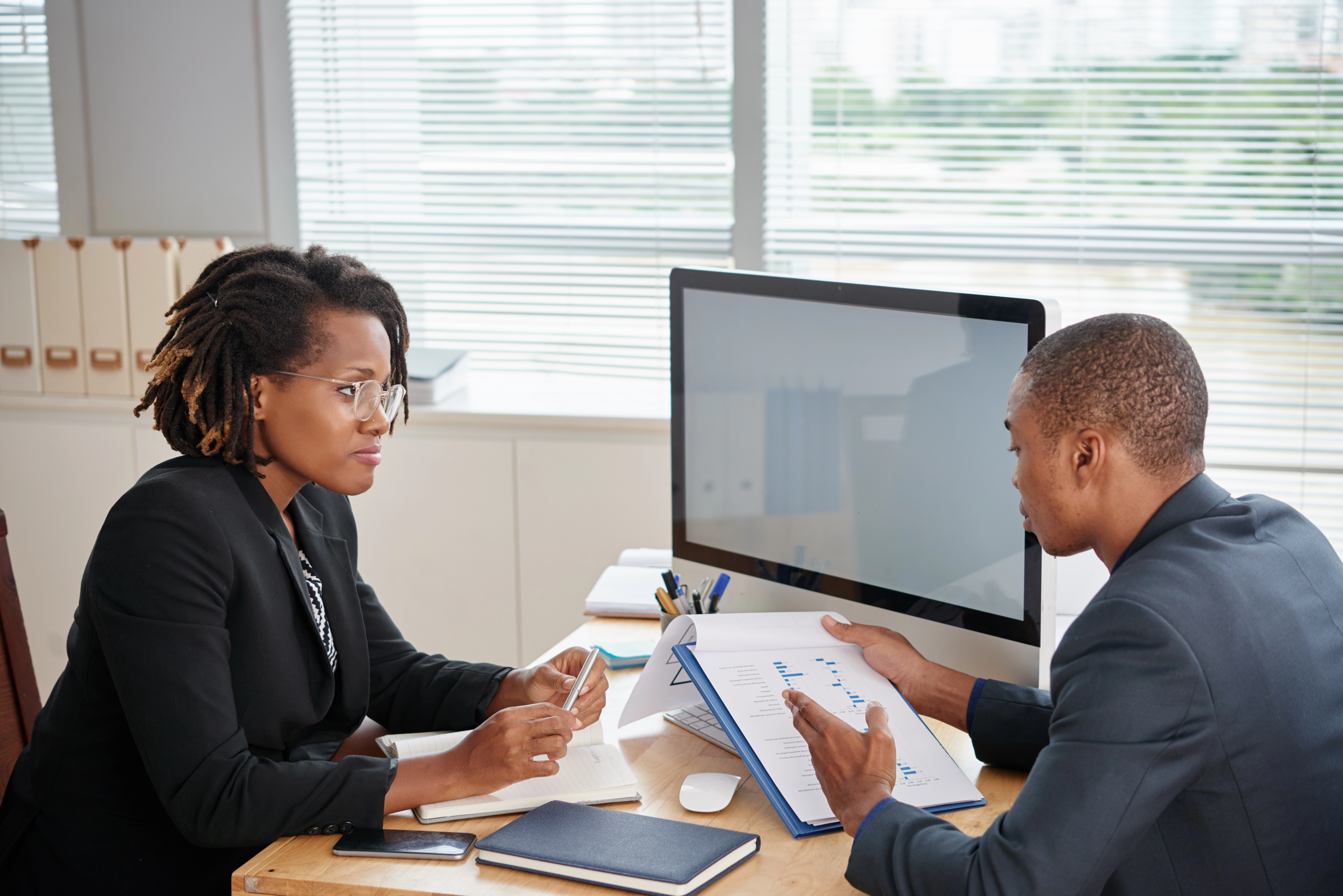 Deux professionnelles en réunion de travail dans un bureau lumineux